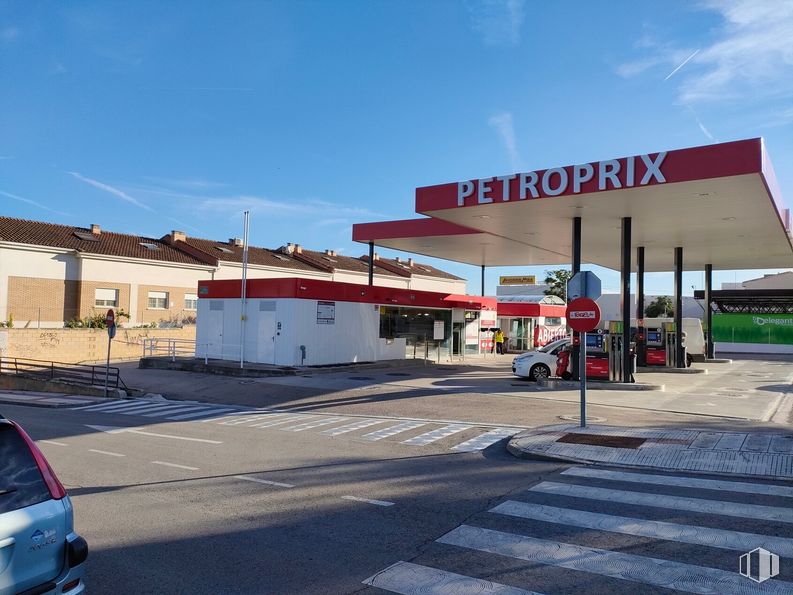 Industrial for sale at Calle Francisco Aritio, Guadalajara, 19004 with car, building, sky, cloud, window, vehicle, road surface, asphalt, motor vehicle and zebra crossing around