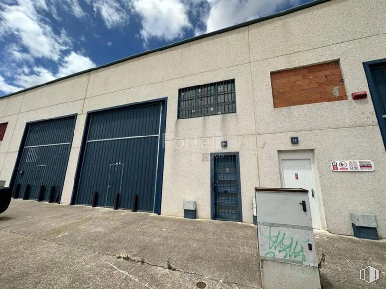 Industrial for sale at Polígono industrial El Viso de San Juan, El Viso de San Juan, Toledo, 45215 with door, window, building, cloud, sky, fixture, wood, facade, asphalt and commercial building around