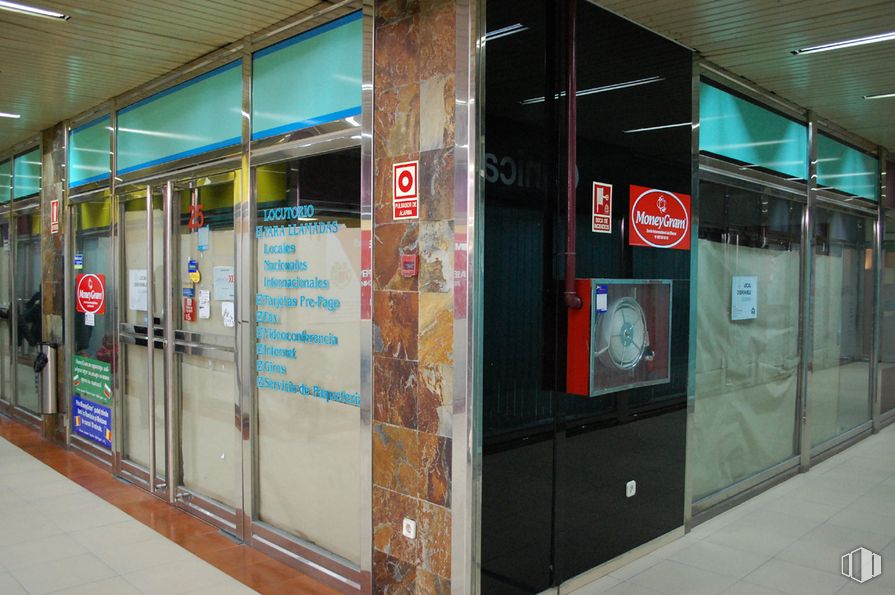 Local en alquiler en Centro Comercial Covibar, Avenida Covibar, 8, Rivas-Vaciamadrid, Madrid, 28529 con accesorio, edificio, gas, área metropolitana, fachada, máquina, puerta, vidrio, publicidad y suelo alrededor