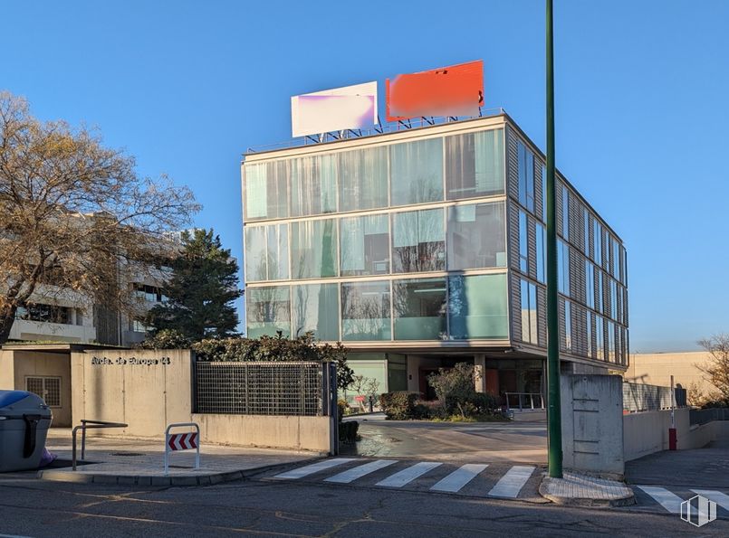 Oficina en alquiler en Avenida Europa, 14, Alcobendas, Madrid, 28108 con cielo, edificio, diseño urbano, condominio, árbol, fachada, edificio comercial, contención de residuos, ciudad y bloque de pisos alrededor