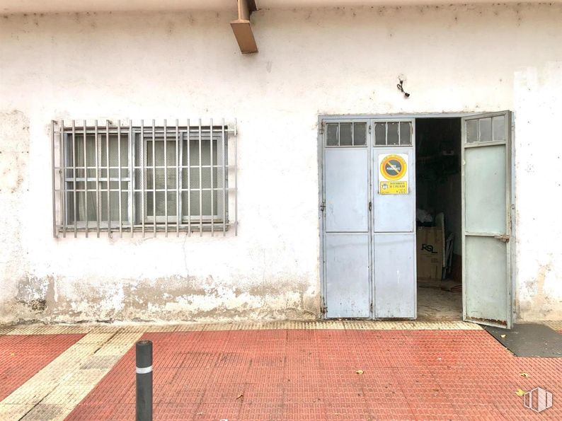 Retail for sale at Calle San José, 31, Collado Villalba, Madrid, 28400 with window, wall, door, concrete, home door, sidewalk and gate around