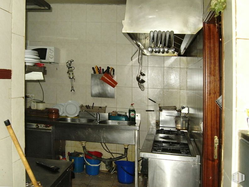 Retail for sale at Carretera Burgohondo, Ávila, 05002 with kitchen appliance, property, cabinetry, kitchen, shelf, interior design, home appliance, kitchen stove, shelving and wood around