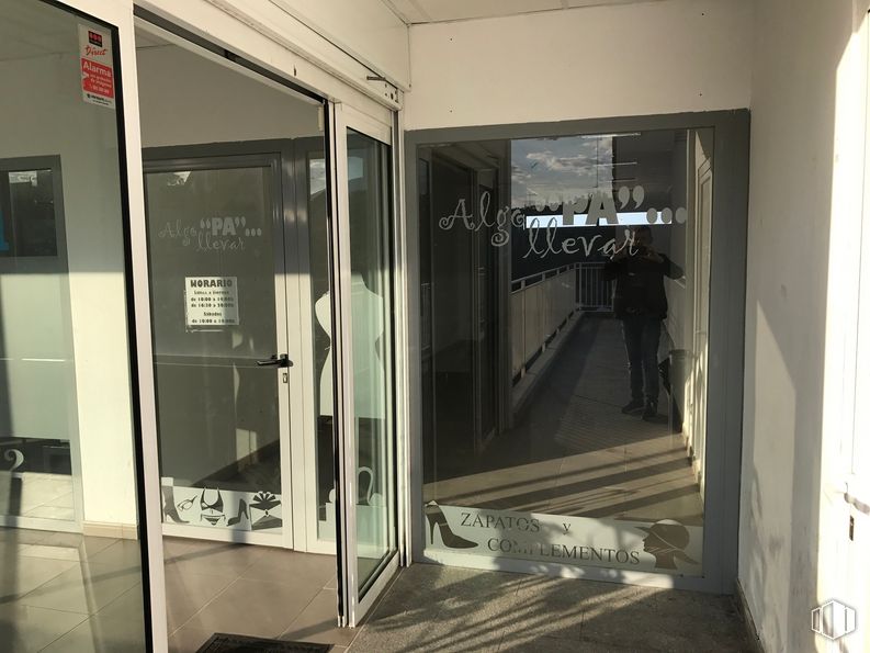 Retail for rent at Avenida Plaza de Toros, 2, Valdemorillo, Madrid, 28210 with person, door, fixture, ceiling, gas, flooring, machine, aluminium, composite material and metal around