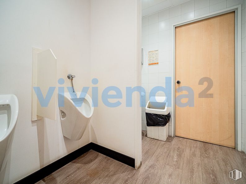 Industrial for rent at Zona Valdefuentes, Hortaleza, Madrid, 28033 with fixture, interior design, floor, wood, flooring, composite material, art, space, hardwood and event around