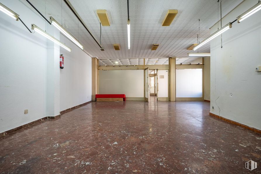 Retail for sale & for rent at Calle Reyes Católicos, Ávila, 05001 with light fixture, lighting, hall, fixture, interior design, floor, flooring, wood, ceiling and event around