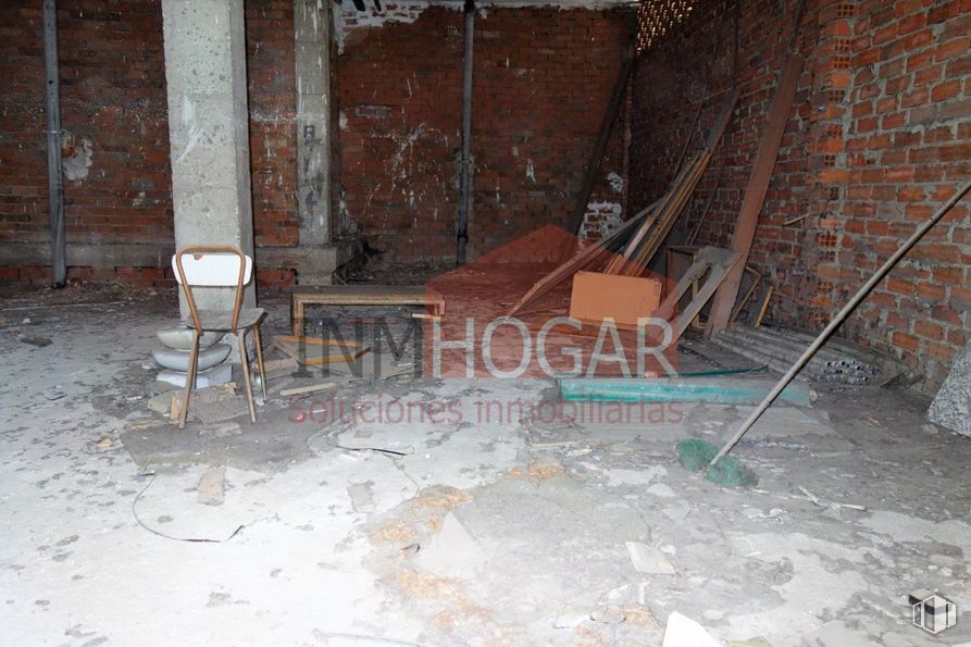 Retail for sale at Zona San Antonio, Ávila, 05005 with chair, table, property, wood, brickwork, road surface, floor, flooring, brick and wall around