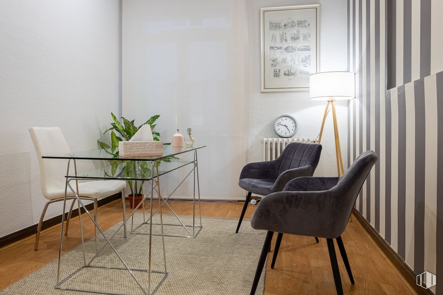 Oficina en alquiler en Calle Los Madrazo, 28, Centro, Madrid, 28014 con silla, alumbrado, planta, mueble, mesa, comodidad, edificio, marco, madera y diseño de interiores alrededor