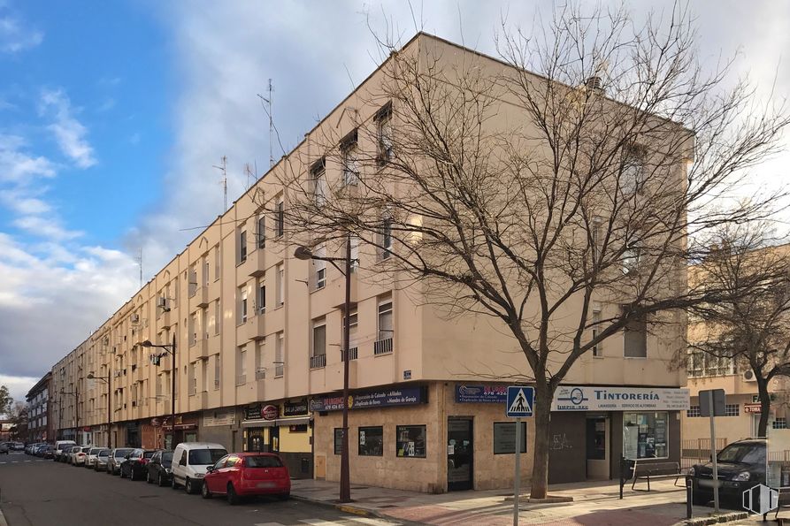 Local en venta en Avenida Alcarria, 5, Azuqueca de Henares, Guadalajara, 19200 con coche, edificio, nube, cielo, propiedad, ventana, rueda, vehículo, neumático y arquitectura alrededor