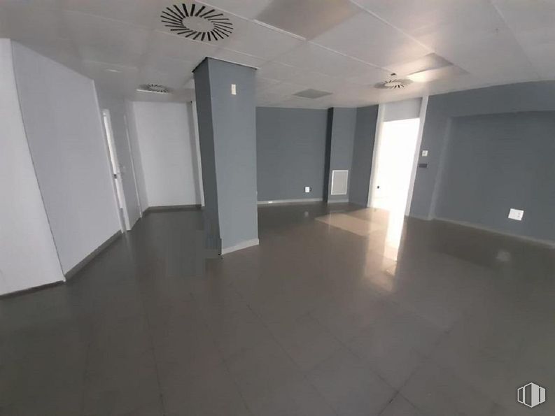 Retail for sale at Avenida Doctor Mendiguchia Carric, Leganés, Madrid, 28913 with fixture, floor, hall, flooring, wood, ceiling, space, hardwood, event and door around