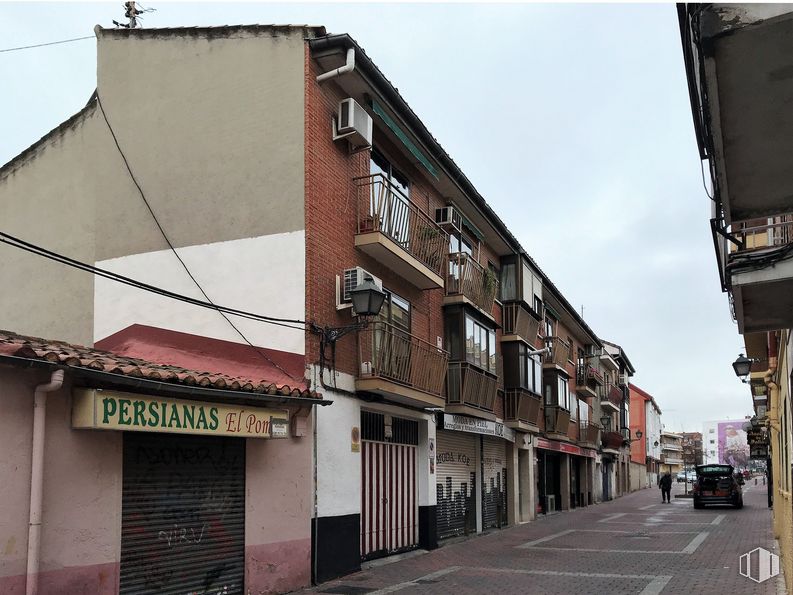 Retail for sale at Calle Sierra Vieja, 77, Villa de Vallecas, Madrid, 28031 with building, sky, property, window, architecture, urban design, neighbourhood, wall, fixture and house around