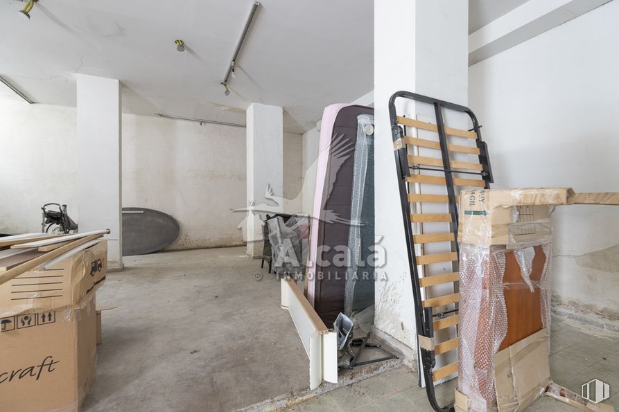 Retail for sale at Calle Gil de Andrade, Alcalá de Henares, Madrid, 28804 with property, building, fixture, wood, tire, interior design, floor, flooring, wall and stairs around