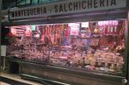 Retail for rent at El Mercado Municipal de Vallehermoso, Calle Vallehermoso, 36, Chamberí, Madrid, 28015 with food, product, retail, convenience store, market, display case, customer, whole food, city and building around