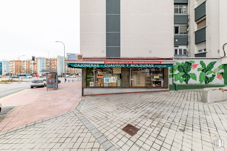 Local en alquiler en Avenida Marqués de Corbera, Ciudad Lineal, Madrid, 28017 con edificio, superficie de la carretera, ventana, arquitectura, diseño urbano, rueda, vehículo, barrio, asfalto y zona residencial alrededor