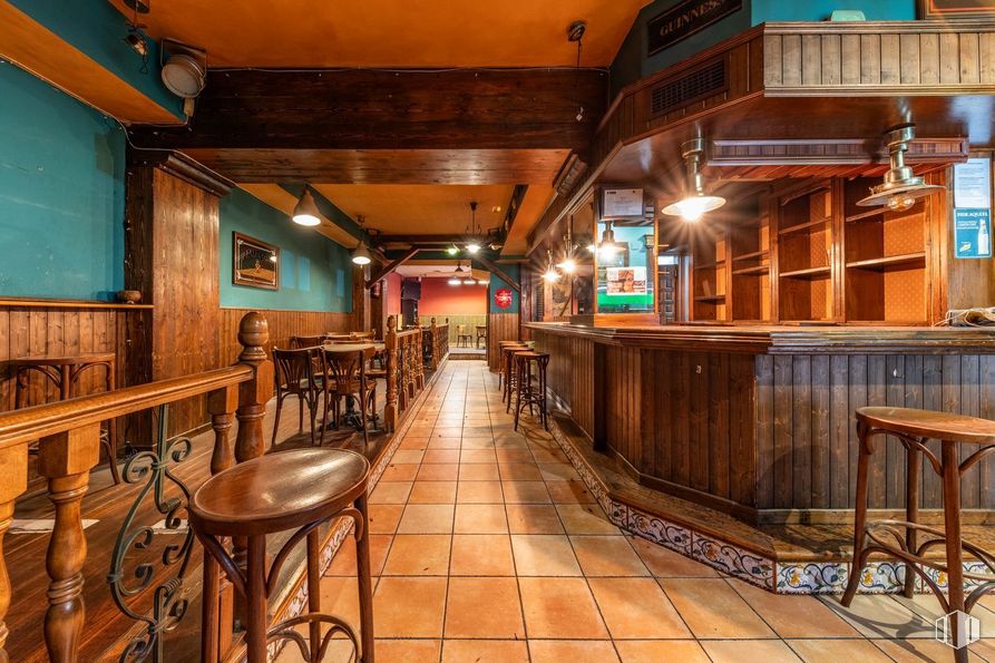 Retail for sale at Zona Pacífico, Retiro, Madrid, 28007 with stool, table, wood, interior design, barware, building, drinking establishment, flooring, hardwood and bar stool around