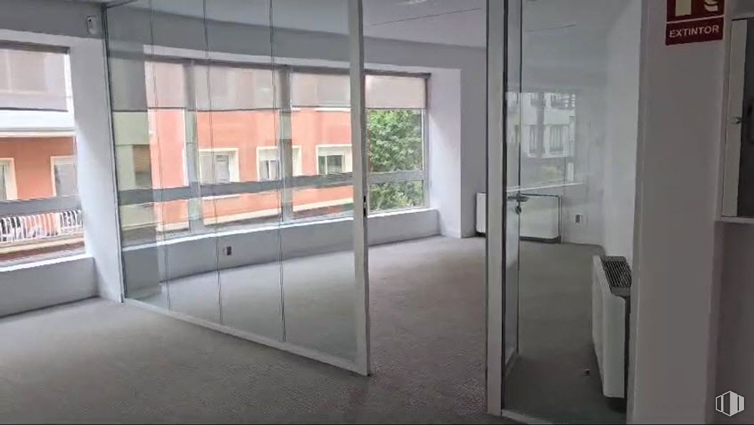 Office for rent at Calle Menorca, Retiro, Madrid, 28009 with building, window, fixture, interior design, floor, flooring, automotive exterior, glass, composite material and ceiling around