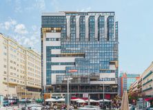 Office for rent at Calle Jacometrezo, 15, Centro, Madrid, 28013 with building, sky, skyscraper, infrastructure, vehicle, street light, cloud, window, tower block and urban design around