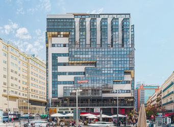 Office for rent at Calle Jacometrezo, 15, Centro, Madrid, 28013 with building, sky, skyscraper, infrastructure, vehicle, street light, cloud, window, tower block and urban design around