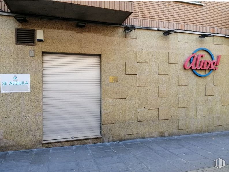 Local en alquiler en Calle Mariano Ron, 13, Getafe, Madrid, 28901 con persiana de la ventana, superficie de la carretera, edificio, madera, asfalto, albañilería, ladrillo, acera, fuente y fachada alrededor