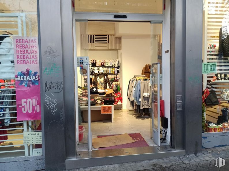 Retail for rent at Calle Ponferrada, 22, Fuencarral - El Pardo, Madrid, 28029 with clothing, retail, denim, display window, boutique, display case, clothes hanger, outlet store, market and undergarment around