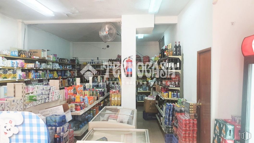 Retail for sale at Calle Presa, San Fernando de Henares, Madrid, 28830 with packaged goods, shelf, bookcase, shelving, publication, interior design, retail, convenience store, customer and event around