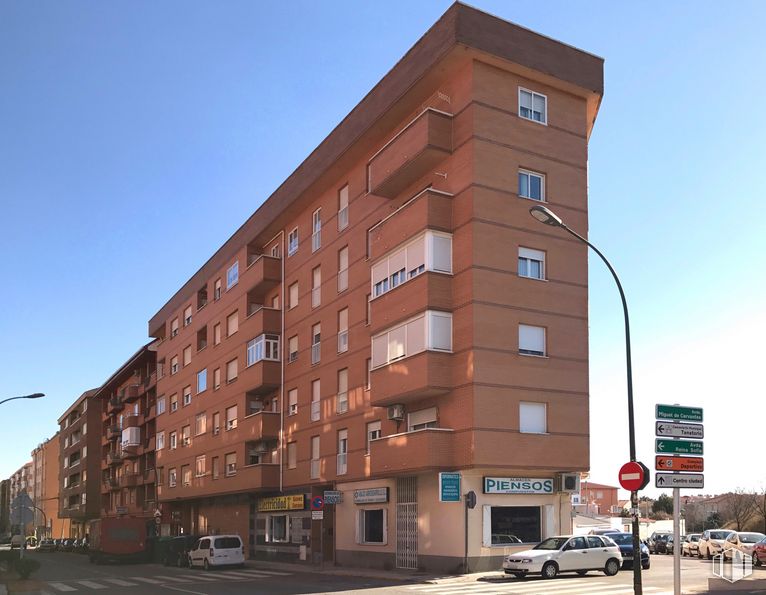 Retail for rent at Avenida Miguel de Cervantes, 97, Tarancón, Cuenca, 16400 with car, building, sky, daytime, property, window, street light, wheel, infrastructure and tower block around