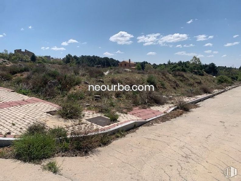 Land for sale at Casco urbano, Navalperal de Pinares, Ávila, 05240 with plant, sky, cloud, slope, land lot, road surface, tree, asphalt, thoroughfare and natural landscape around