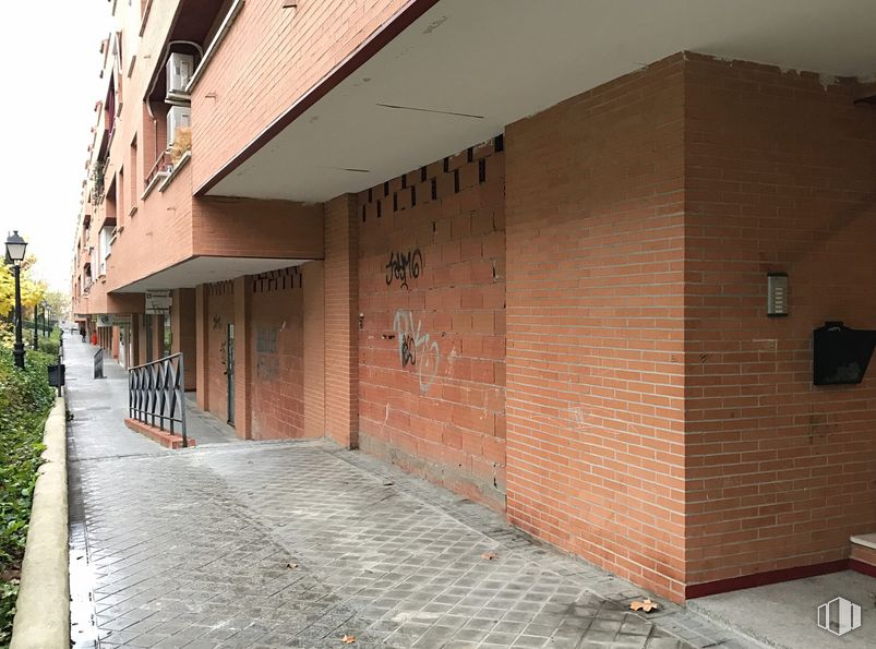 Local en venta en Avenida Circunvalación, 204, Daganzo de Arriba, Madrid, 28814 con ventana, edificio, planta, superficie de carretera, madera, ladrillo, asfalto, diseño urbano, área residencial y suelo alrededor