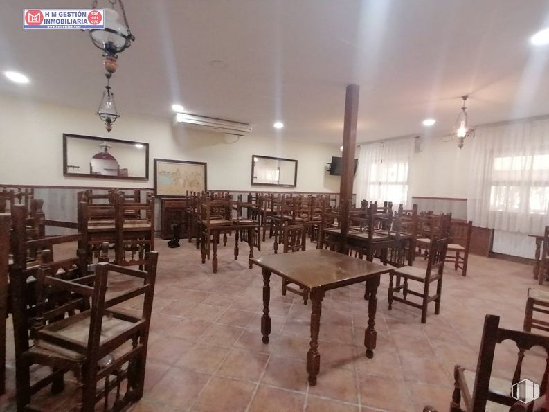 Local en alquiler y venta en Zona laguna, Villafranca de los Caballeros, Toledo, 45730 con silla, lámpara, alumbrado, mesa, mesa de cocina y comedor, mueble, madera, interiorismo, marco y hall alrededor