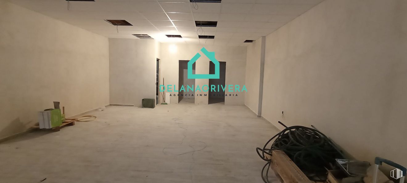 Retail for rent at Zona Centro, Recas, Toledo, 45211 with luggage & bags, shoe, building, interior design, floor, flooring, art, ceiling, event and space around