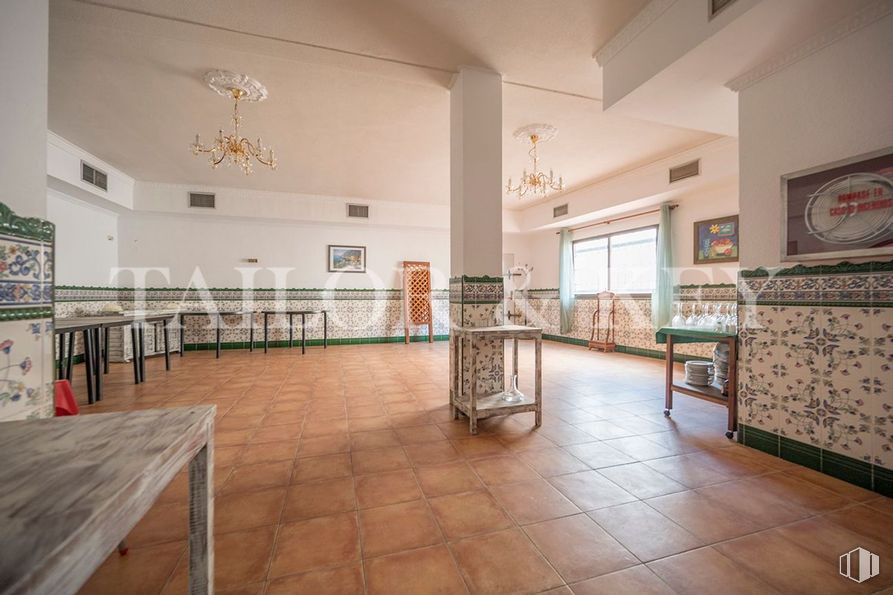 Nave en venta en Polígono Los Frailes, Daganzo de Arriba, Madrid, 28814 con candelabro, alumbrado, mesa, lámpara, madera, interiorismo, suelo, suelos, hall y marco alrededor