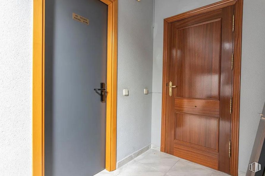 Local en venta en Ayuntamiento, Torrejón de la Calzada, Madrid, 28991 con puerta, asa, accesorio, cerrojo muerto, madera, edificio, casa, puerta de casa, exterior del automóvil y ferretería doméstica alrededor