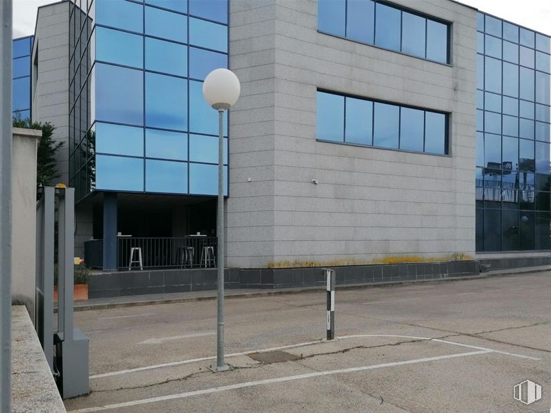 Office for sale & for rent at Zona Pinar de Las Rozas, Las Rozas de Madrid, Madrid, 28230 with window, building, house, urban design, wall, condominium, material property, road surface, facade and real estate around