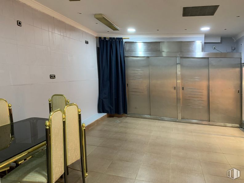 Local en alquiler y venta en Centro Comercial Colombia, Avenida Bucaramanga, 2, Hortaleza, Madrid, 28033 con edificio, diseño de interiores, piso, pavimento, pasillo, madera, bienes raíces, casa, madera y techo alrededor