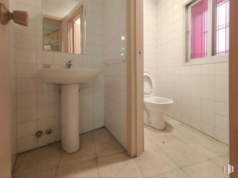 Nave en alquiler y venta en Avenida San Pablo, 31, Coslada, Madrid, 28823 con fregadero, ventana, accesorios de fontanería, propiedad, grifo, lavabo, cuarto de baño, morado, asiento del inodoro y accesorio alrededor