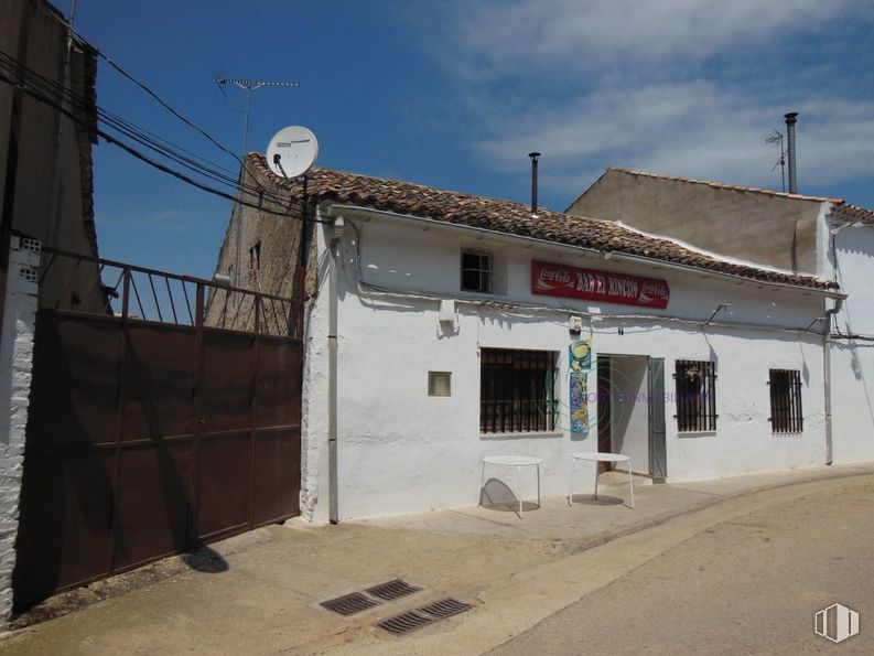 Retail for sale at Centro Urbano, Almodóvar del Pinar, Cuenca, 16215 with building, window, sky, cloud, door, gas, facade, road, landscape and city around