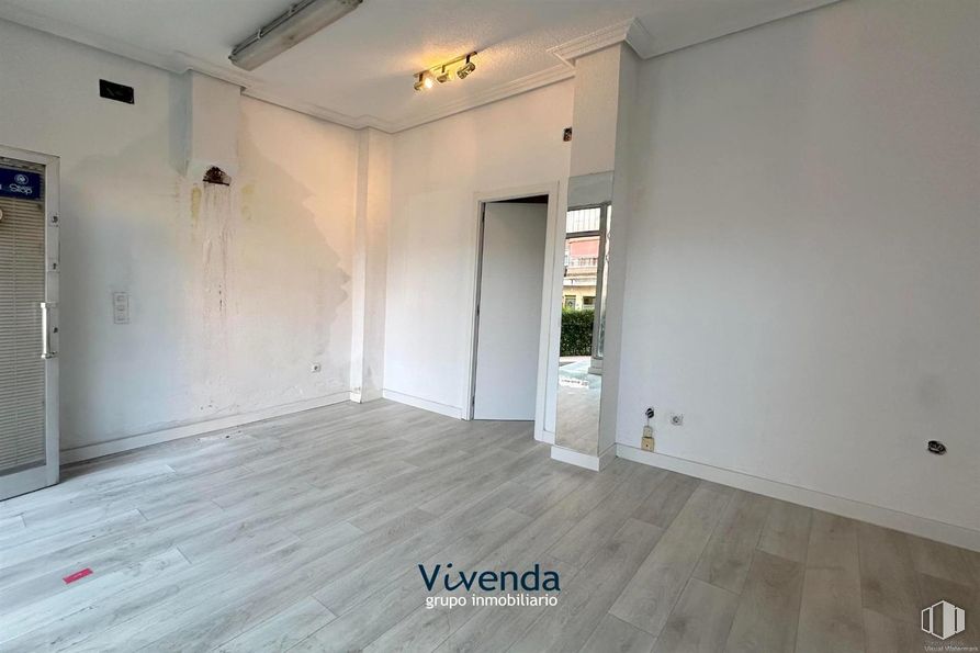 Retail for rent at Zona centro, Móstoles, Madrid, 28937 with flooring, floor, apartment, wood flooring, tile flooring, laminate flooring, hardwood, wood stain, plaster and paint around