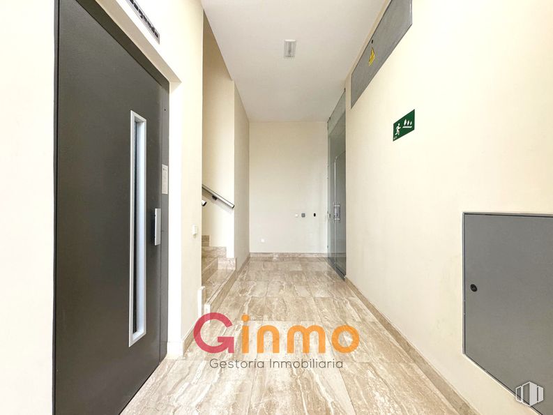 Oficina en alquiler y venta en Edificio Auge I, Calle María Tubau, 8, Fuencarral - El Pardo, Madrid, 28049 con edificio, accesorio, madera, interiorismo, casa, suelos, suelo, inmobiliario, rectángulo y puerta alrededor