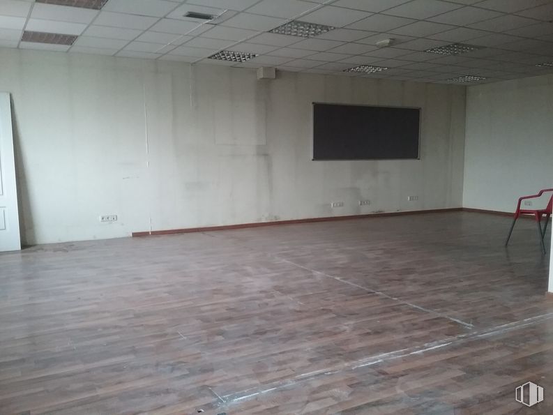 Industrial for sale at Calle Empleo, Getafe, Madrid, 28906 with chair, hall, wood, flooring, floor, hardwood, ceiling, wood stain, event and laminate flooring around