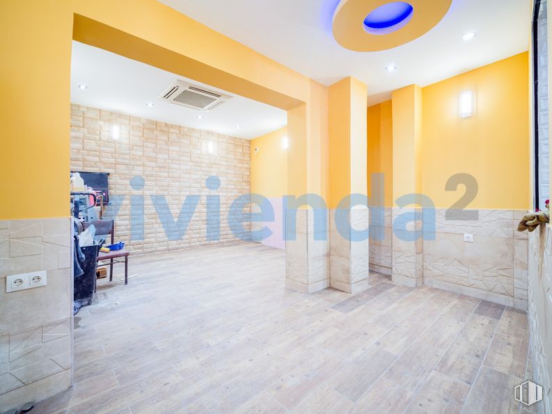 Local en venta en Zona Centro, Centro, Madrid, 28013 con persona, azul, interiorismo, suelo, suelos, suelo de baldosas, hall, inmobiliario, edificio y techo alrededor