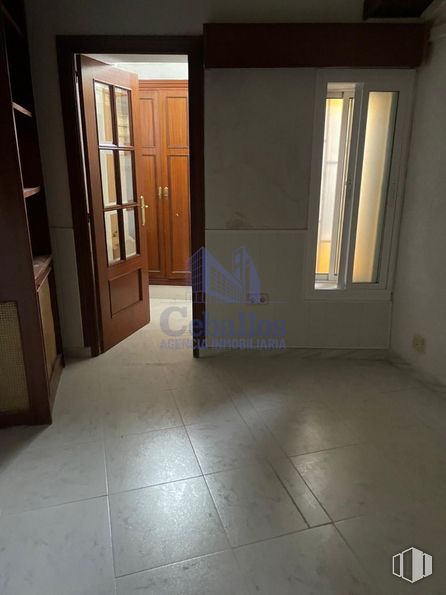 Office for rent at Calle San Roque, Guadalajara, 19002 with door, fixture, flooring, wood, window, floor, tile flooring, hall, glass and composite material around