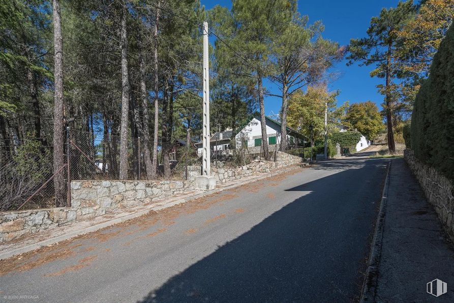 Land for sale at Calle Pino, Las Navas del Marqués, Ávila, 05239 with sky, asphalt, road surface, slope, tar, thoroughfare, tree, sidewalk, road and landscape around