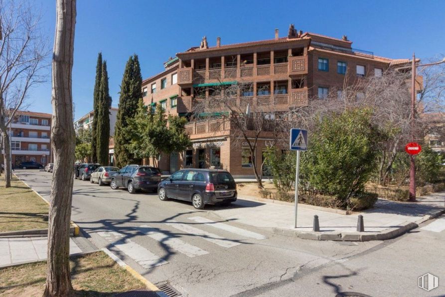 Retail for sale at Calle Acacias, Azuqueca de Henares, Guadalajara, 19200 with car, building, plant, sky, property, window, vehicle, tree, infrastructure and wheel around