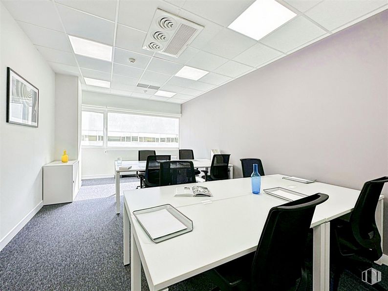 Oficina en alquiler en Regus Tres Cantos, Ronda Poniente, 2, Tres Cantos, Madrid, 28760 con silla, lámpara, escritorio, marco, alumbrado, mesa, mueble, edificio, silla de oficina y suelos alrededor