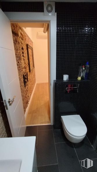 Retail for sale at Calle San Hermenegildo, Centro, Madrid, 28015 with toilet, door, plumbing fixture, building, bathroom, interior design, architecture, floor, flooring and art around