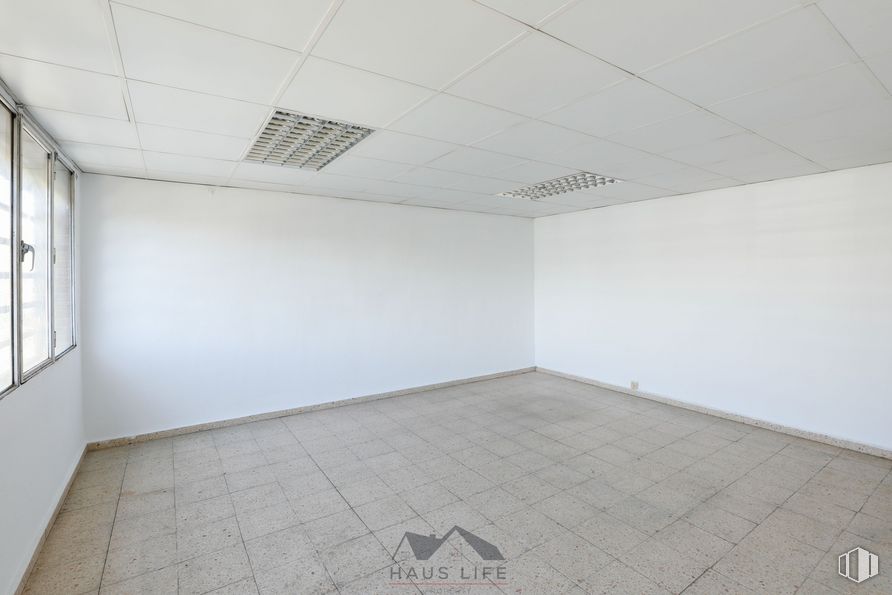 Nave en venta en Polígono La Yegua, Torrejón de Ardoz, Madrid, 28850 con ventana, edificio, accesorio, madera, pavimento, piso, pasillo, arte, simetría y techo alrededor