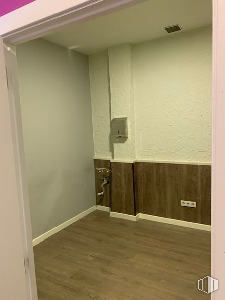 Local en alquiler y venta en Calle Príncipe Don Juan Carlos, 4, Alcorcón, Madrid, 28924 con pared, suelos, madera, suelo, interiorismo, habitación, suelos de madera, tinte para madera, puerta y madera dura alrededor