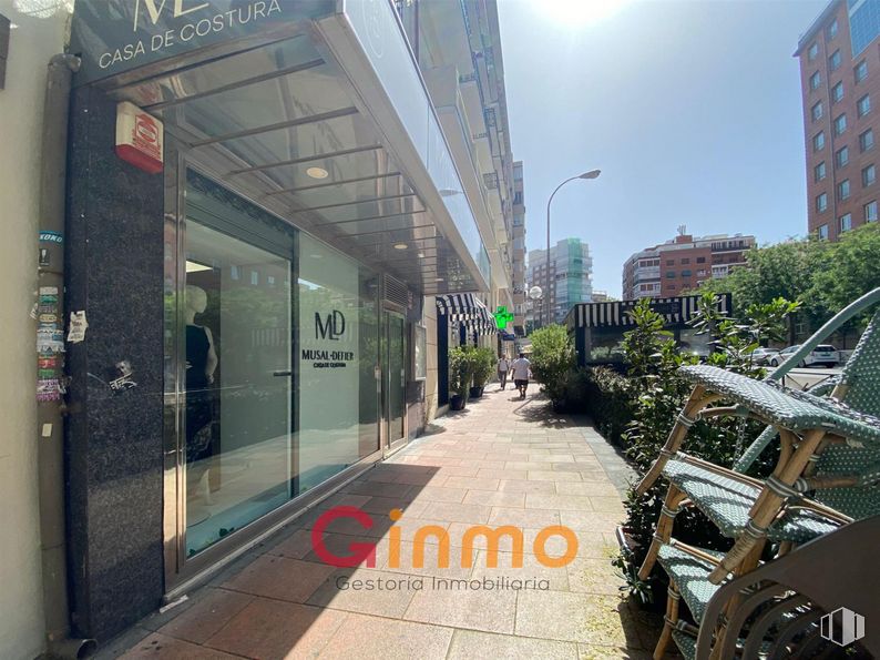 Retail for sale at Calle Diego de León, Salamanca, Madrid, 28006 with building, plant, daytime, sky, infrastructure, street light, architecture, urban design, neighbourhood and road surface around