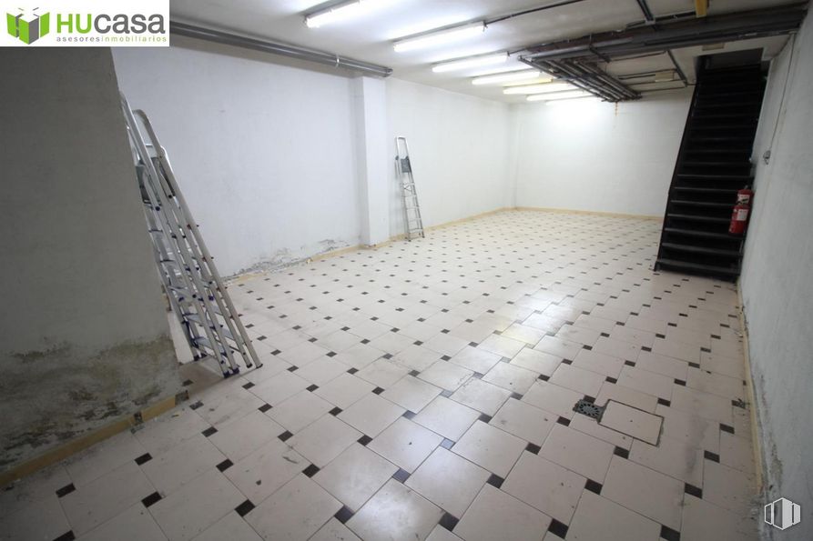 Retail for sale & for rent at Zona Santa Teresa, Toledo, 45004 with ladder, flooring, interior design, architecture, floor, hall, wall, fixture, building and art around