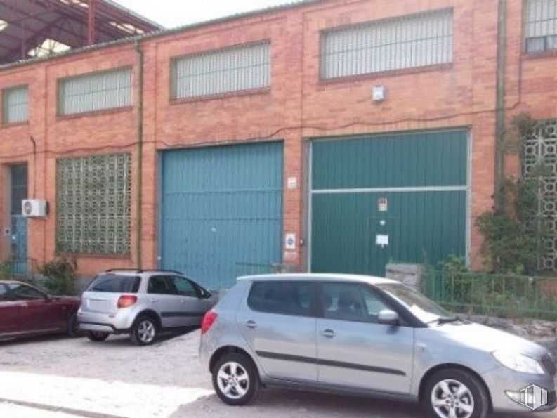 Industrial for sale at Polígono industrial El Cerro, Segovia, 40006 with car, wheel, window, door, tire, land vehicle, automotive parking light, vehicle, property and building around