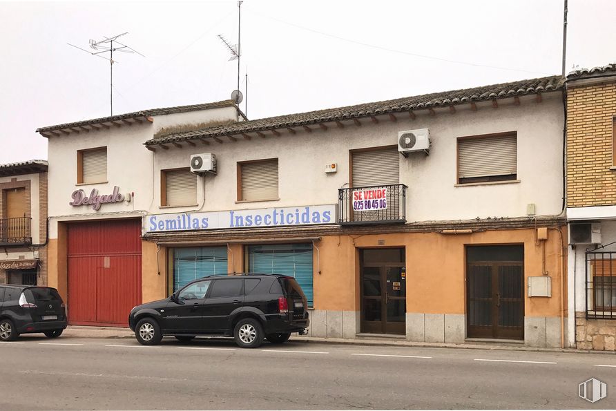 Retail for sale & for rent at Avenida Madrid, 15, La Puebla de Montalbán, Toledo, 45516 with car, door, window, building, automotive parking light, tire, wheel, sky, property and vehicle around